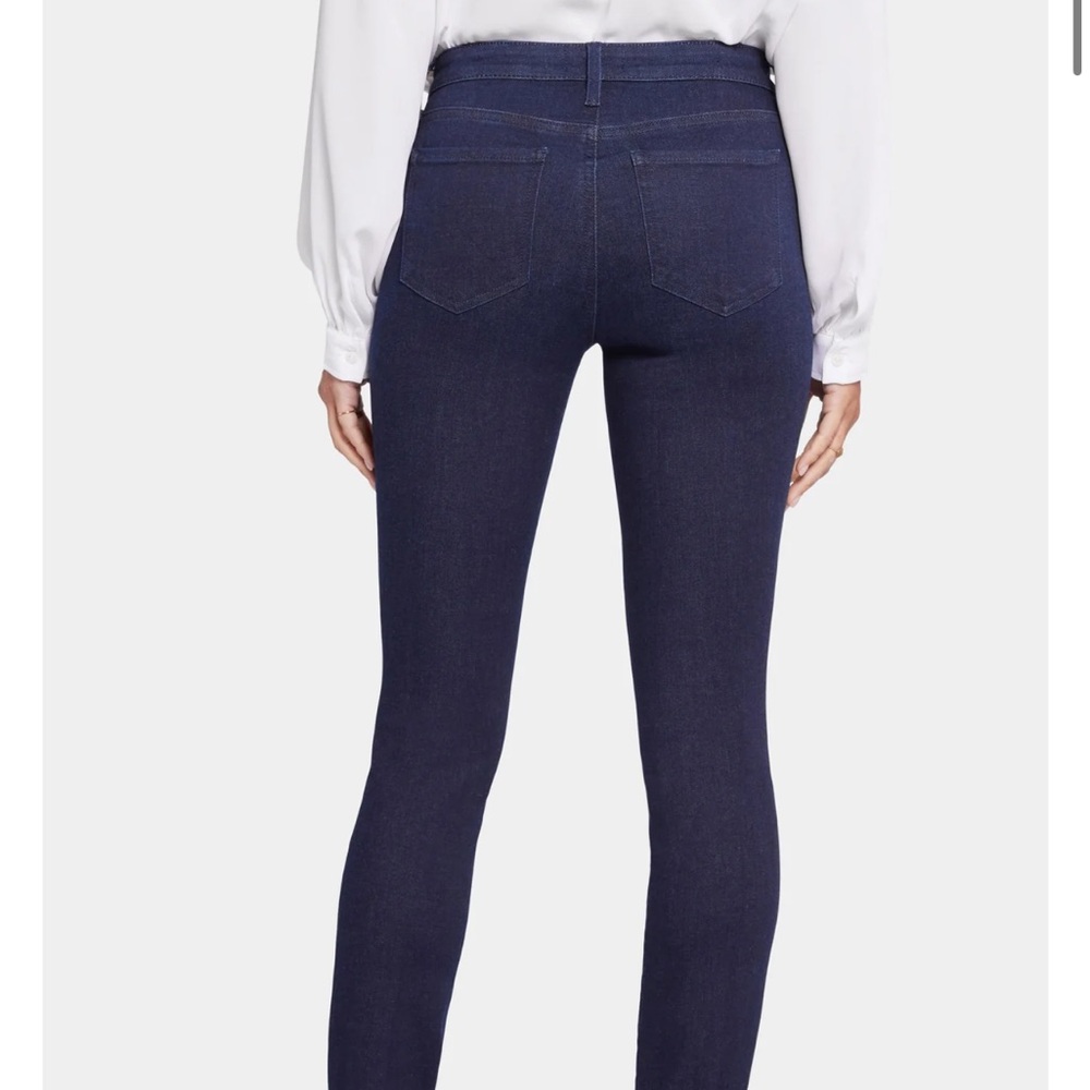 Woman’s NYDJ dark wash skinny jeans stretchy - Picture 2 of 3